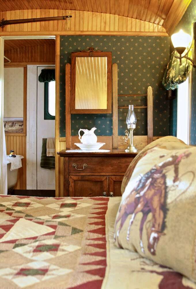 Featherbed Railroad Bed And Breakfast Resort