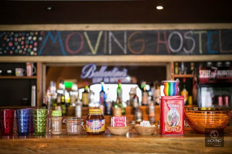 Hostal Moving Hostel Travel