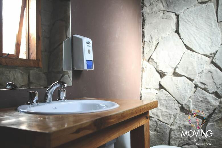 Hostal Moving Hostel Travel