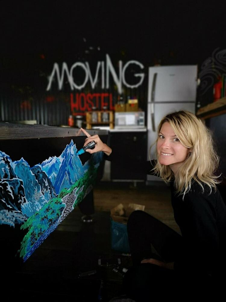 Hostal Moving Hostel Travel