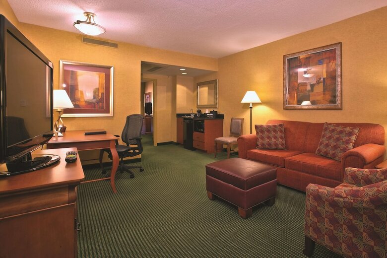 Hotel Embassy Suites Greensboro Airport