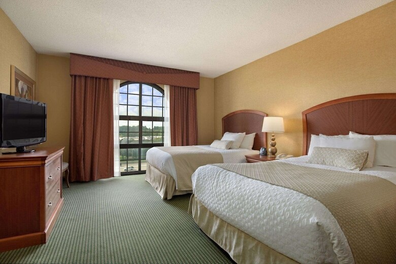 Hotel Embassy Suites Greensboro Airport
