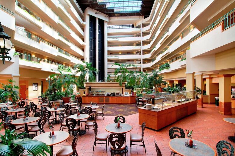 Hotel Embassy Suites Greensboro Airport
