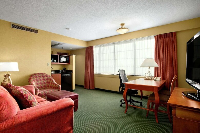 Hotel Embassy Suites Greensboro Airport
