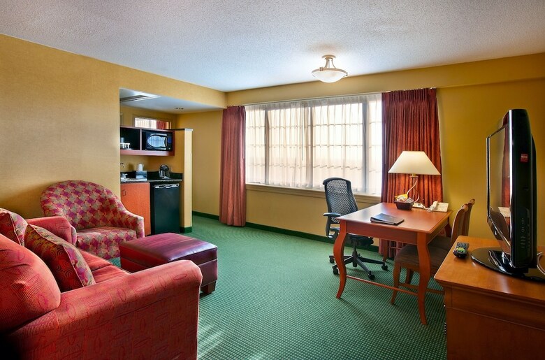 Hotel Embassy Suites Greensboro Airport