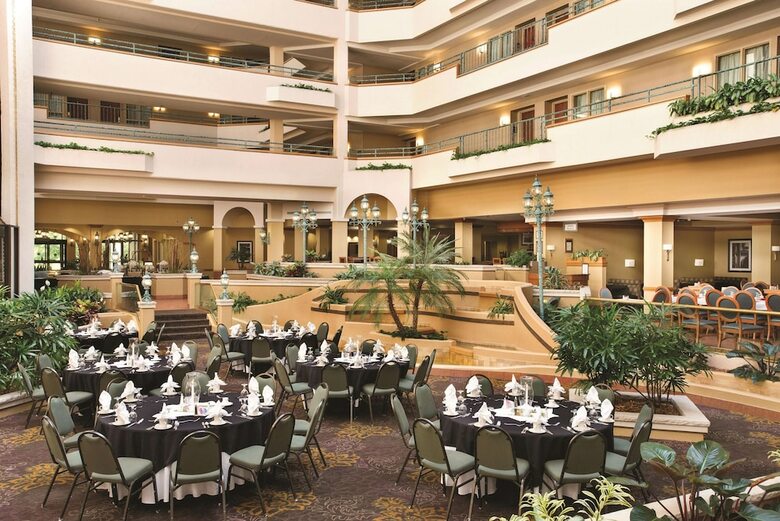 Hotel Embassy Suites Greensboro Airport