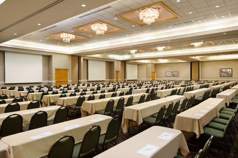 Hotel Embassy Suites Greensboro Airport
