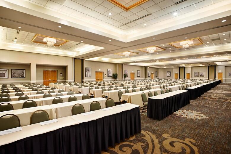 Hotel Embassy Suites Greensboro Airport