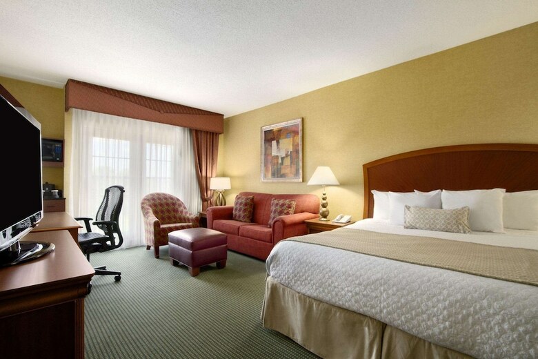 Hotel Embassy Suites Greensboro Airport