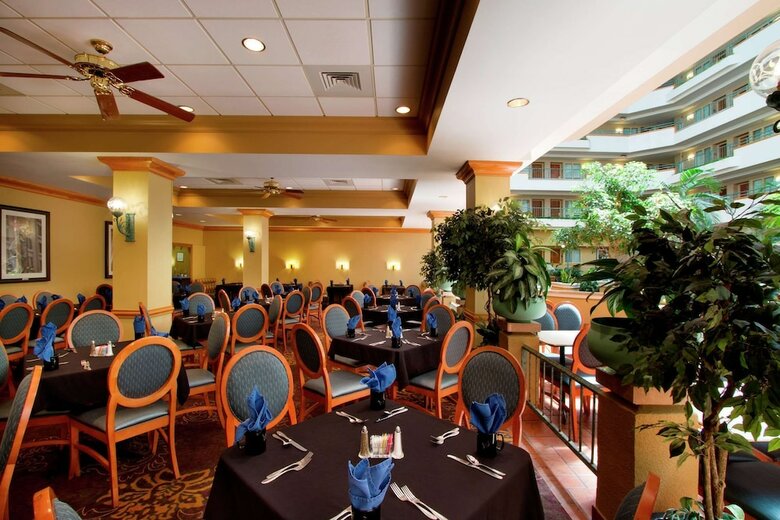 Hotel Embassy Suites Greensboro Airport