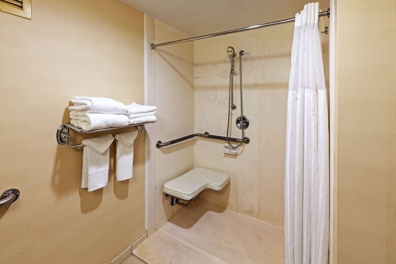 Hotel Embassy Suites Greensboro Airport