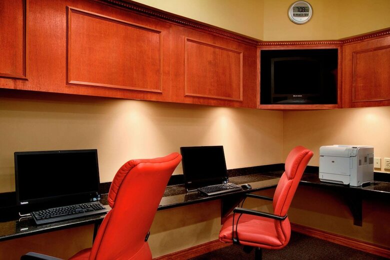 Hotel Embassy Suites Greensboro Airport