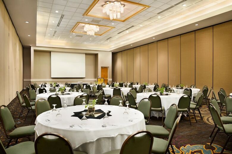 Hotel Embassy Suites Greensboro Airport