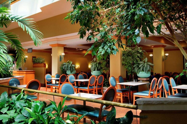Hotel Embassy Suites Greensboro Airport