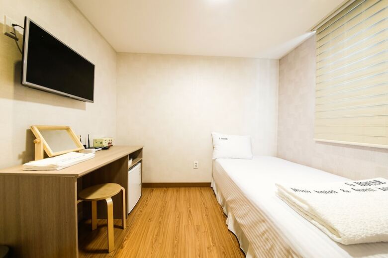 Hostal G House Mini Hotel & Guest House - Hostel