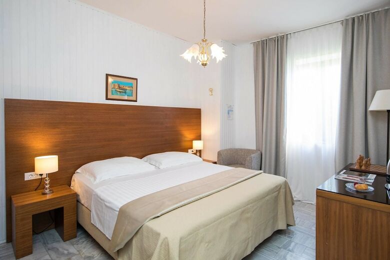 Hotel J&j Bed And Breakfast