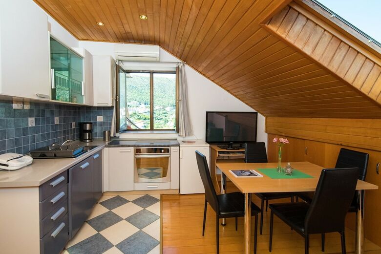 Hotel J&j Bed And Breakfast