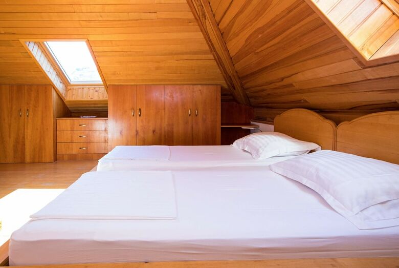 Hotel J&j Bed And Breakfast