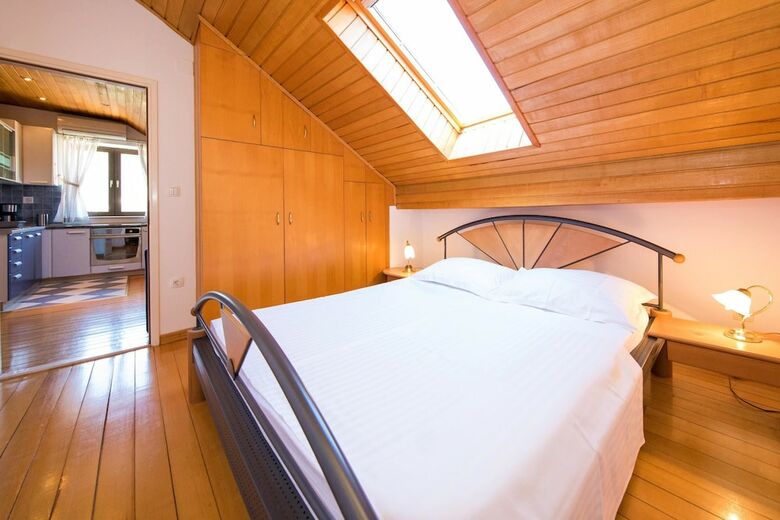 Hotel J&j Bed And Breakfast