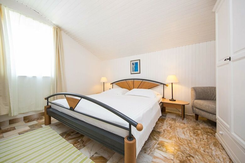 Hotel J&j Bed And Breakfast