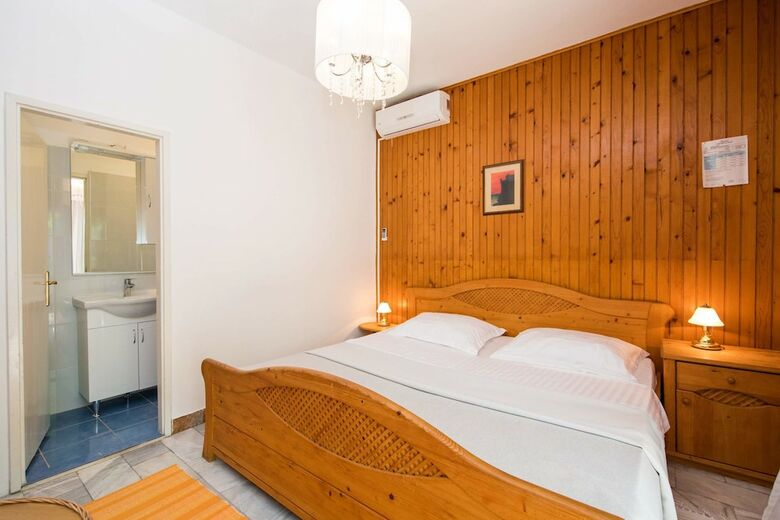 Hotel J&j Bed And Breakfast