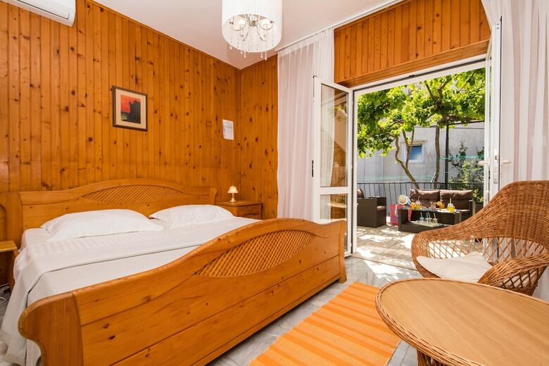 Hotel J&j Bed And Breakfast