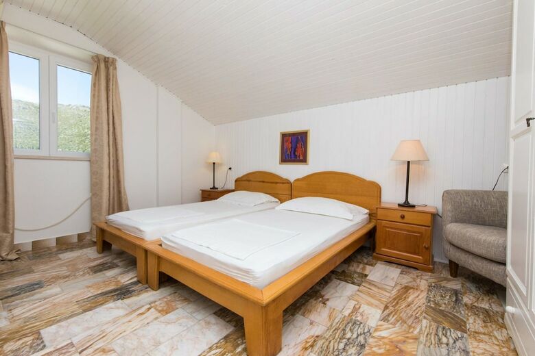 Hotel J&j Bed And Breakfast