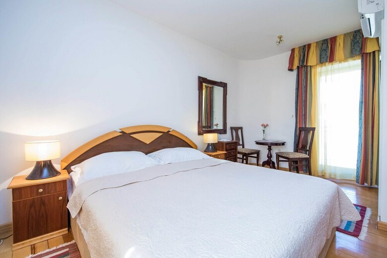 Hotel J&j Bed And Breakfast
