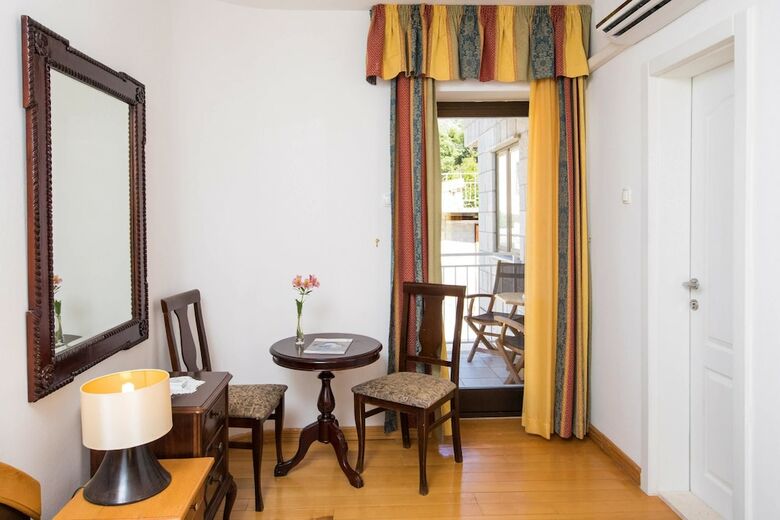 Hotel J&j Bed And Breakfast