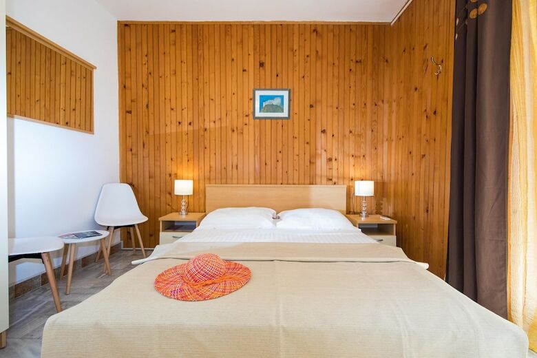 Hotel J&j Bed And Breakfast