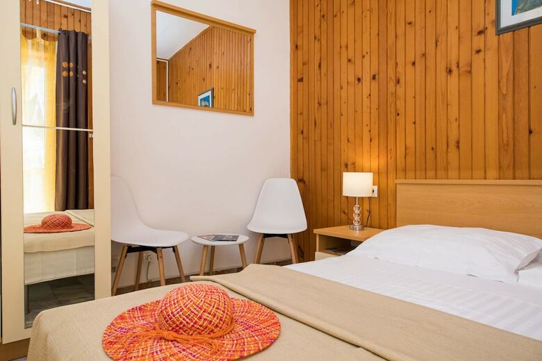 Hotel J&j Bed And Breakfast