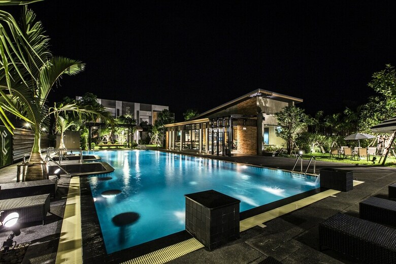 Cresco Hotel Buriram