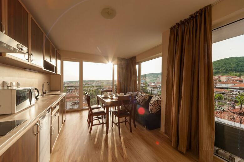 Roel Residence Apartments