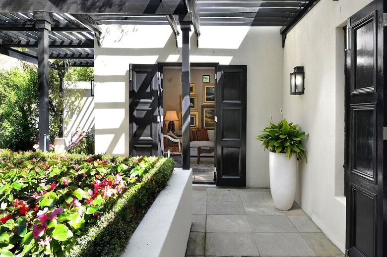 Bed & Breakfast 21 Roux Street Guesthouse