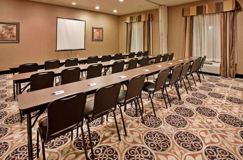 Hotel Holiday Inn Express & Suites Mcpherson