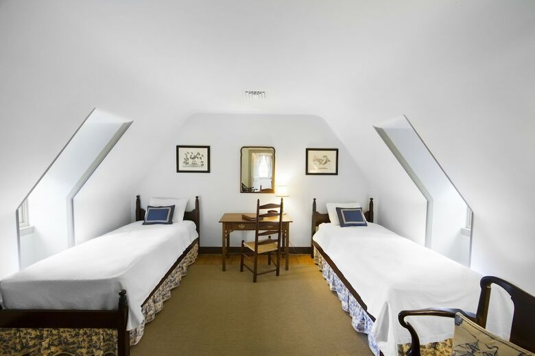 The Colonial Houses - A Colonial Williamsburg Hotel