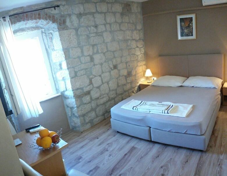 Hotel Carol Rooms