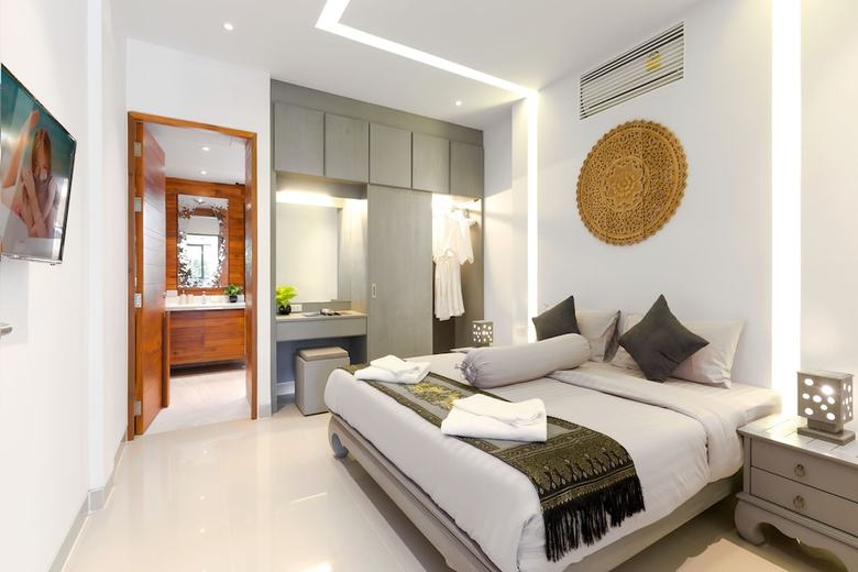 Karon Beach Pool Villas