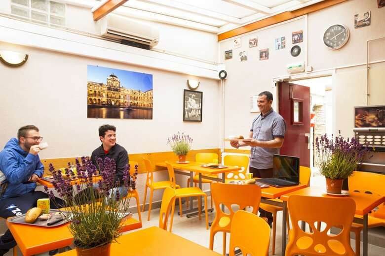 Hostal Bastille Hostel