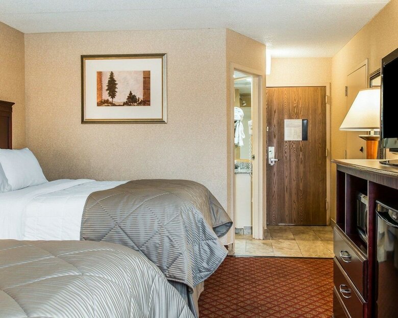 Hotel Clarion Inn & Suites Airport