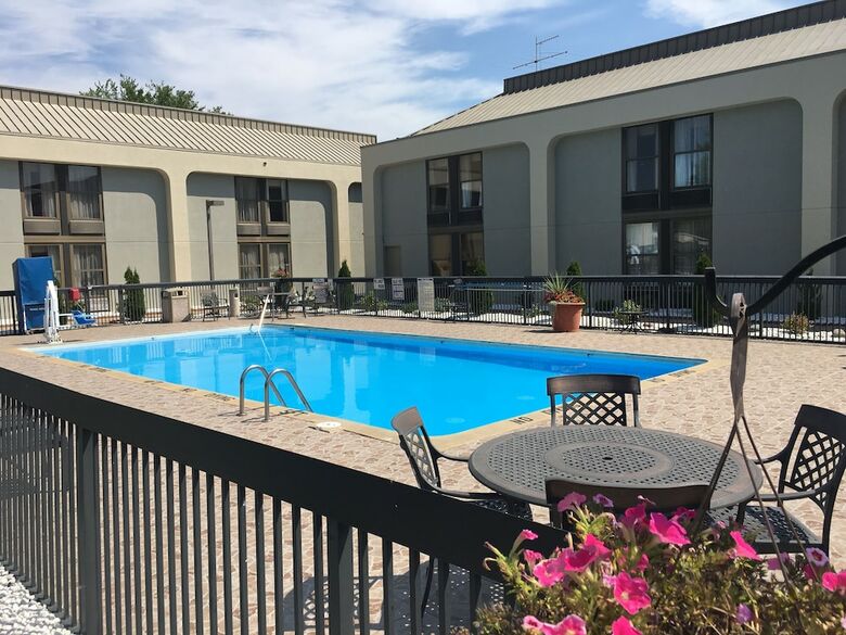 Hotel Clarion Inn & Suites Airport