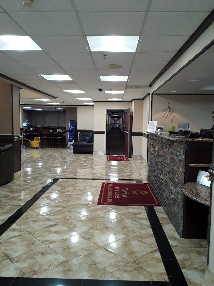 Hotel Clarion Inn & Suites Airport