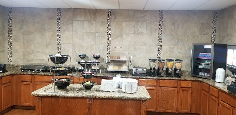 Hotel Clarion Inn & Suites Airport