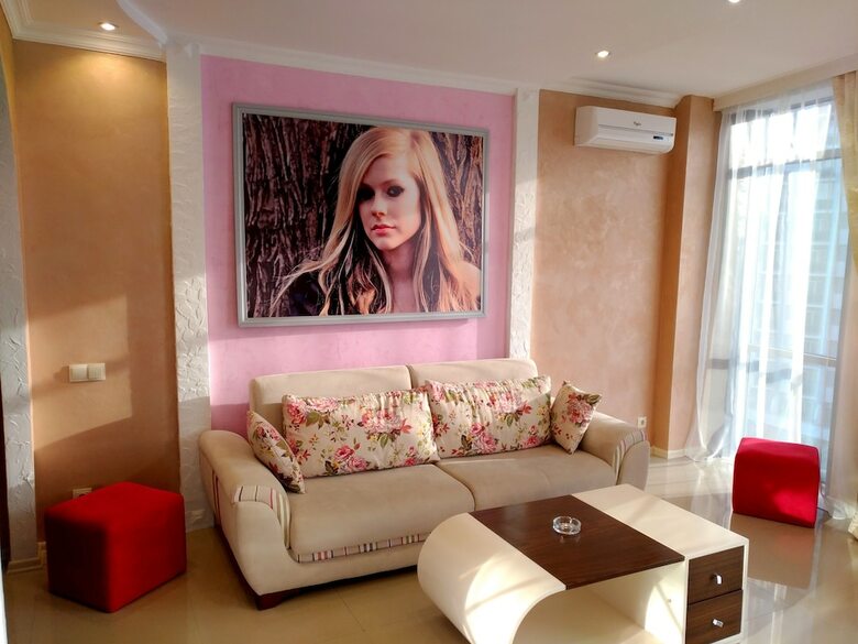 Rock Hotel First Line