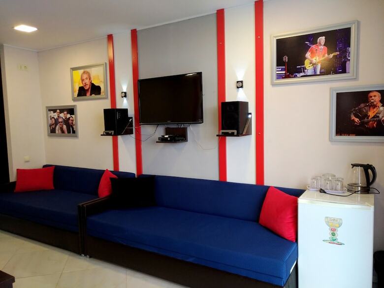 Rock Hotel First Line