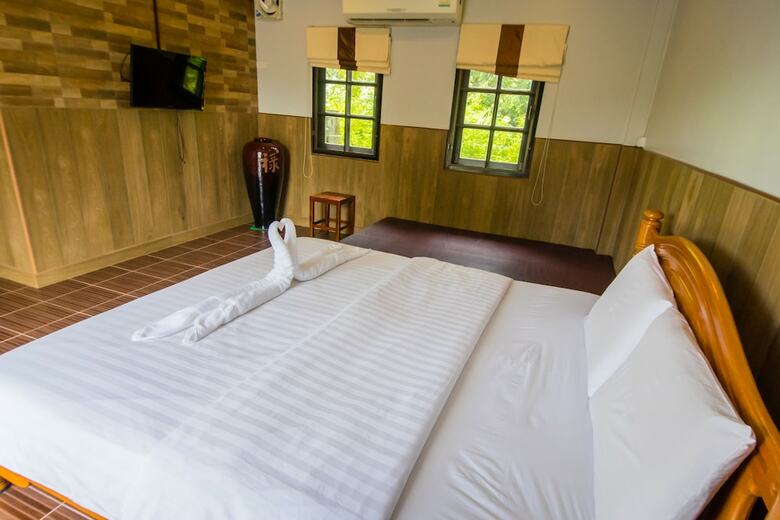 Hotel Baanrimnam Resort Trat
