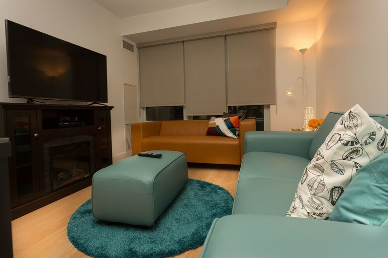 Red Maple Suites - Blue Jays Way