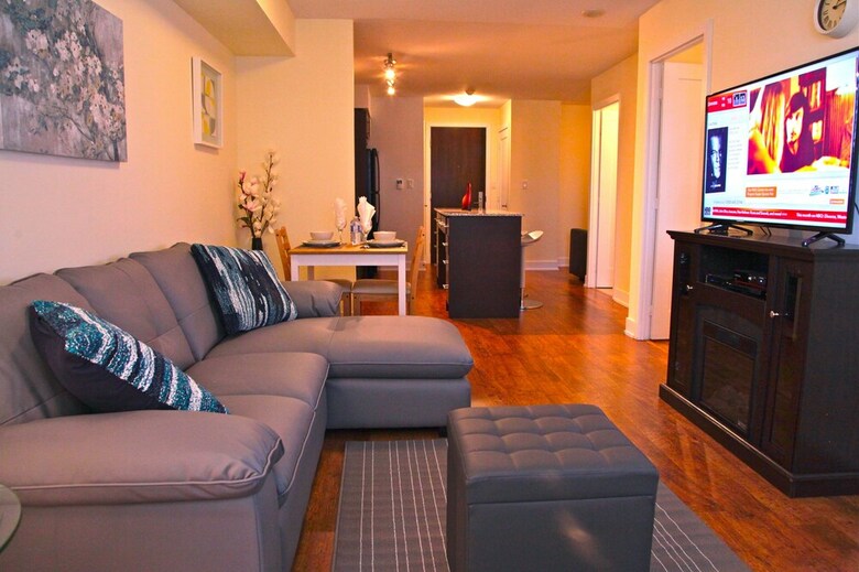 Red Maple Suites - Blue Jays Way