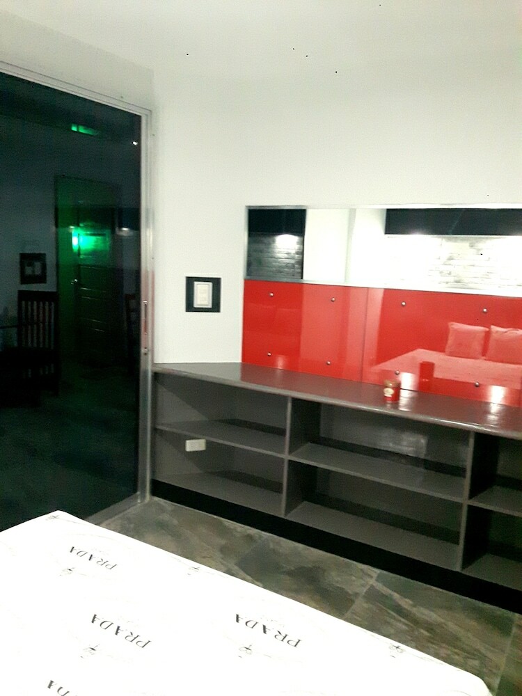 Micky Santoro Apartments