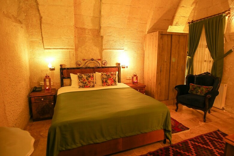 Bedrock Cave Hotel -adults Only